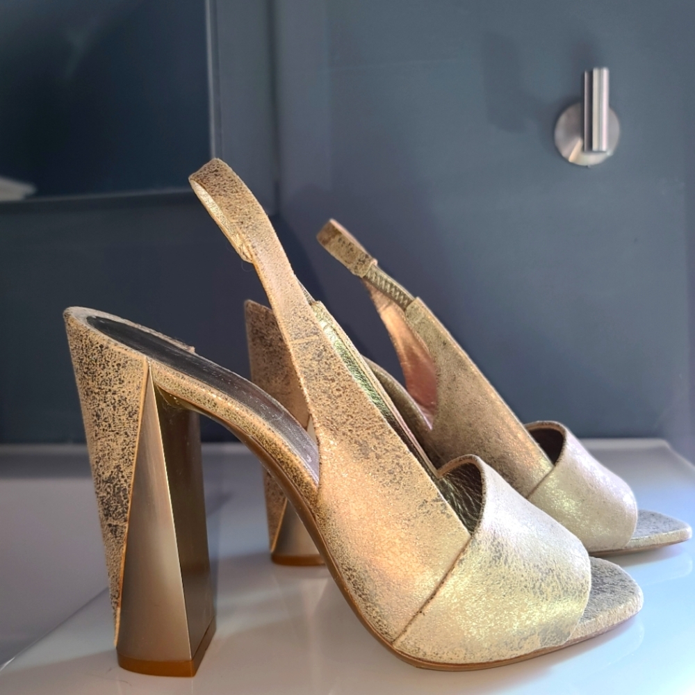 Donna Karan Collection Gold 8.5 Heels